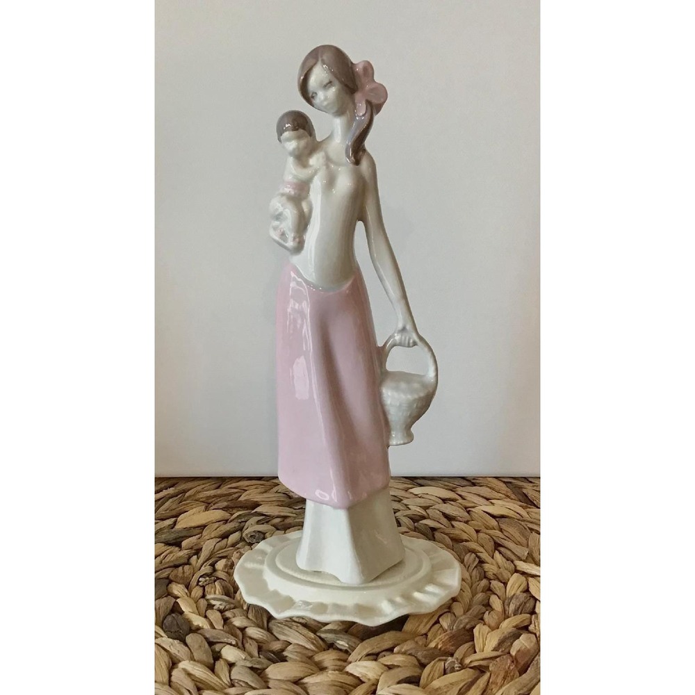 Nao by Lladro Porcelain Figurine Mother & Child with Basket Pink White 9.5" Read